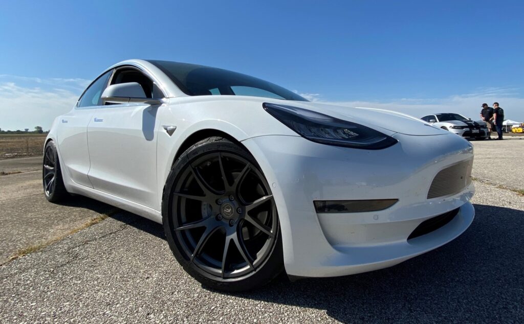 summit-racing-white-lightning-tesla-model-3-1024x634-1 Summit Racing White Lightning Tesla Model 3